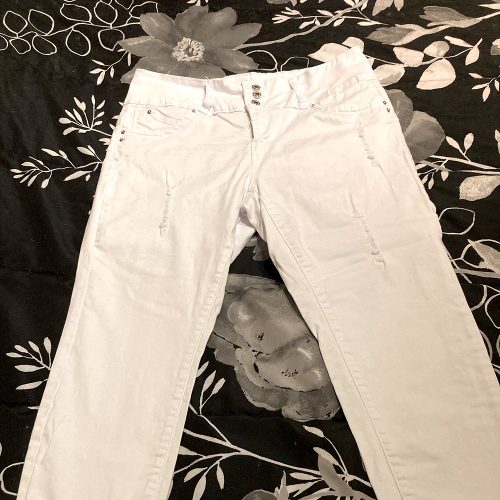 White distressed jeans